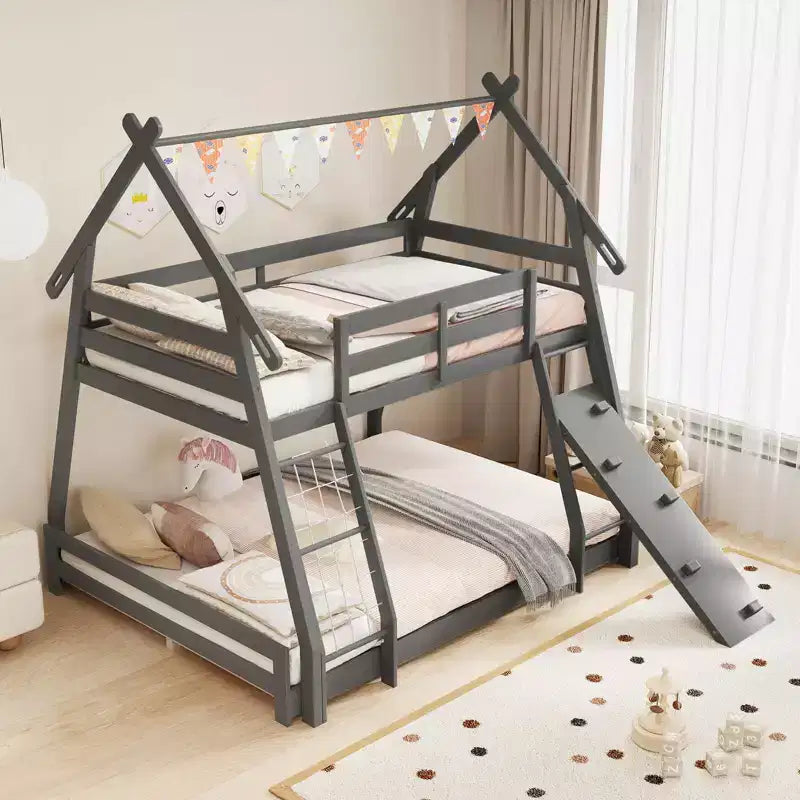 Lit superposé jumeau au-dessus d'un lit double en forme de maison