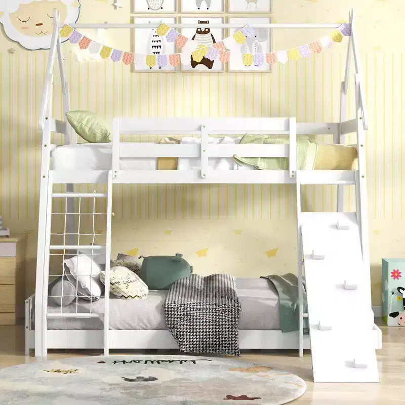 Lit superposé jumeau au-dessus d'un lit double en forme de maison