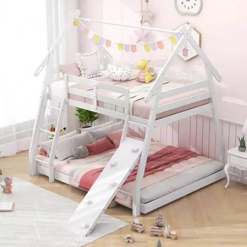 Lit superposé jumeau au-dessus d'un lit double en forme de maison