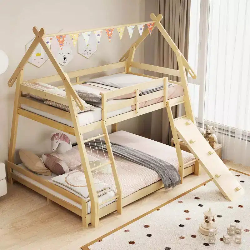 Lit superposé jumeau au-dessus d'un lit double en forme de maison