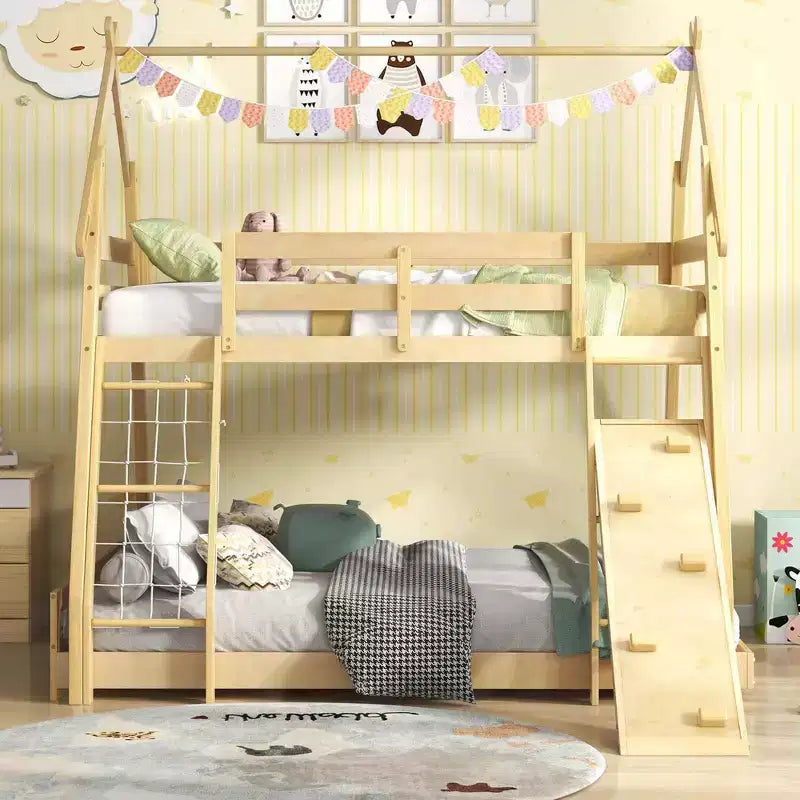 Lit superposé jumeau au-dessus d'un lit double en forme de maison